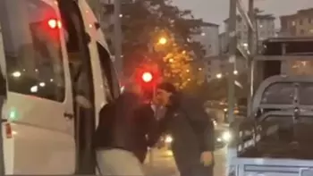 İstanbul Ümraniye'de trafikte seyir halinde olan bir servis şoförü ile