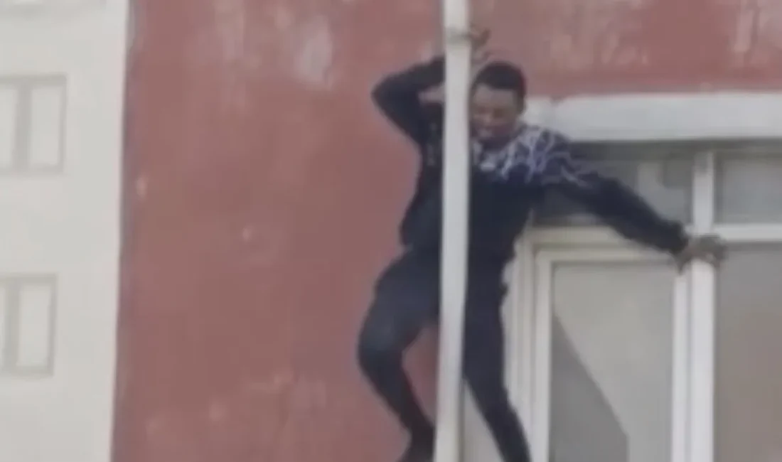 İstanbul Sultangazi'de 5 katlı bir binanın çatısında çıkan yangın sırasında,