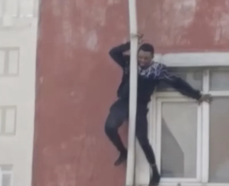 İstanbul Sultangazi'de 5 katlı bir binanın çatısında çıkan yangın sırasında,