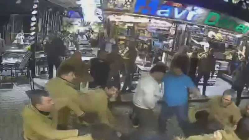 İki komşu esnaf dükkanlarının önünü paylaşamadı, yer işgali nedeniyle birbirine