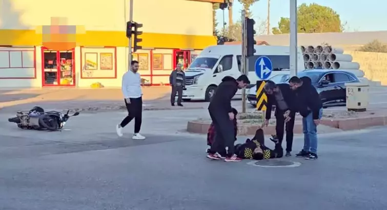 Yağmurdan kaçarken doluya tutuldu... Motosikletiyle seyir halinde olan Avni Ş,