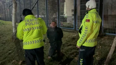 Polisin dur ihtarına uymayan plakasız bir motosiklet sürücüsü, şehri birbirine