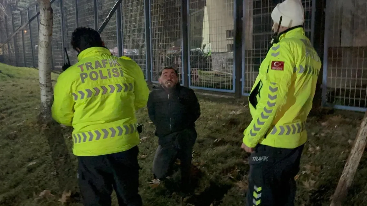 Polisin dur ihtarına uymayan plakasız bir motosiklet sürücüsü, şehri birbirine