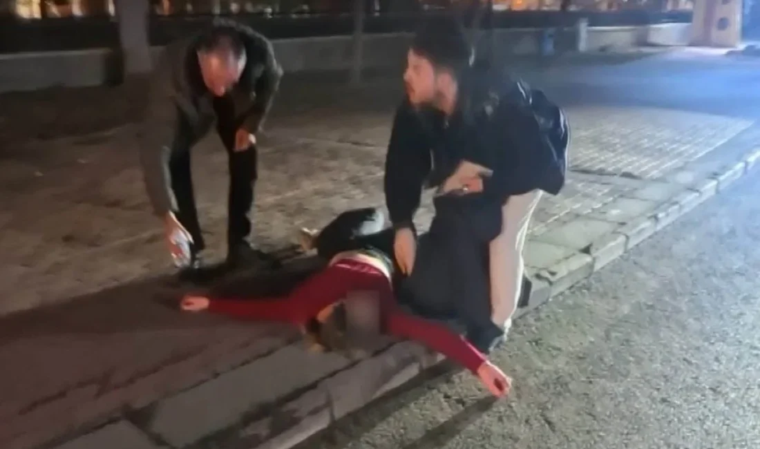 Aksaray’da akşam saatlerinde yaşanan olayda, kaldırıma uzanarak çığlık atan genç