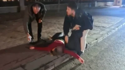 Aksaray’da akşam saatlerinde yaşanan olayda, kaldırıma uzanarak çığlık atan genç