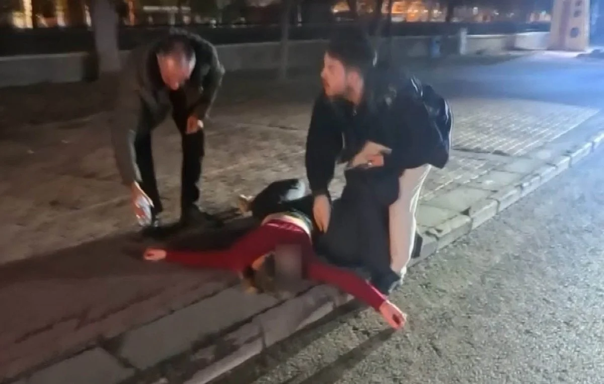 Aksaray’da akşam saatlerinde yaşanan olayda, kaldırıma uzanarak çığlık atan genç