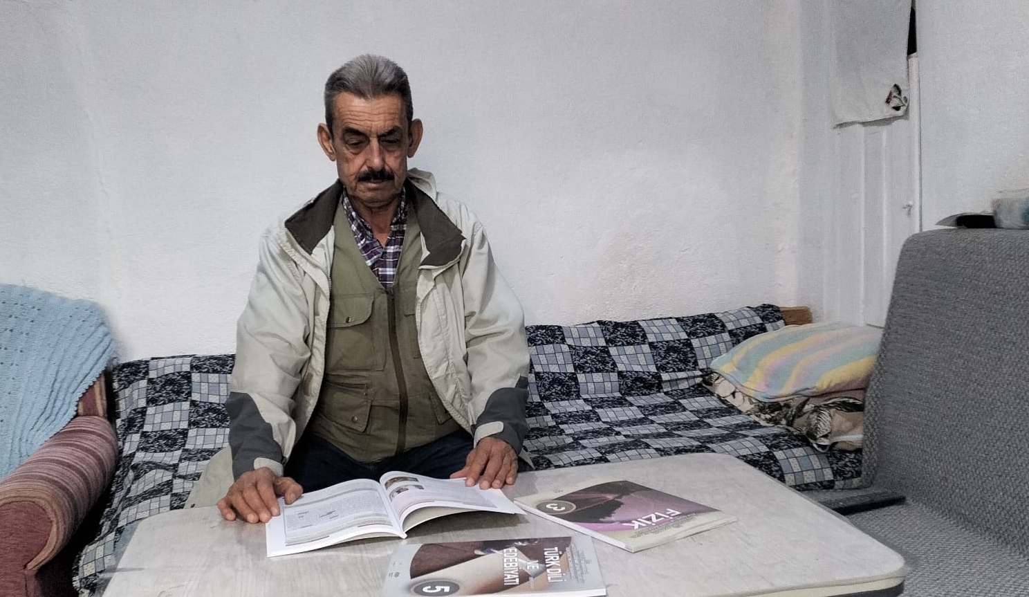 İlerlemiş yaşına rağmen liseyi bitiren 70 yaşındaki emekli Sezai Aytekin,