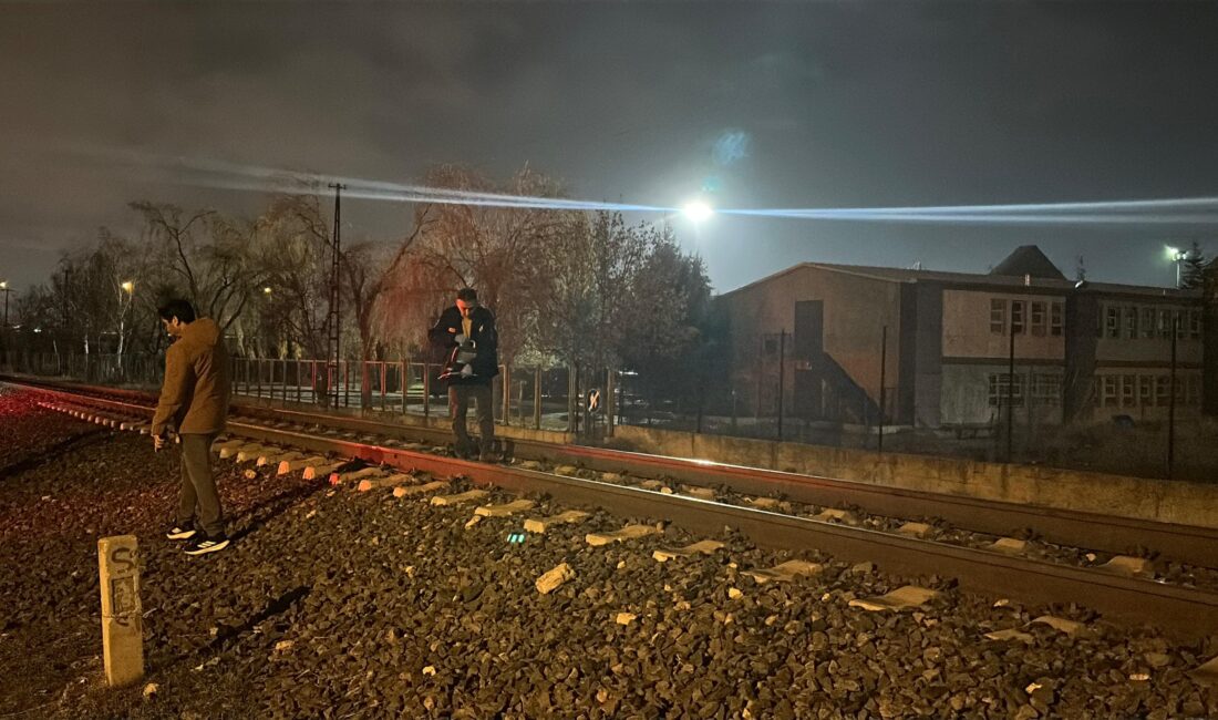 Afyonkarahisar’ın Eşrefpaşa Mahallesi’nde tren hattı üzerinde meydana gelen kazada, lokomotifin