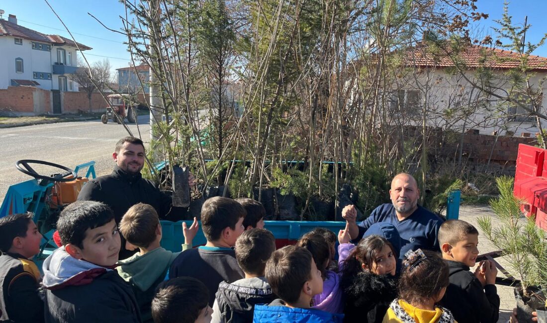 Afyonkarahisar’ın merkez Sülümenli Beldesi Altındağ mahalle muhtarı Ferdi Geçe, öğrencilerle