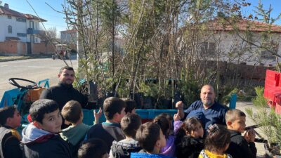 Afyonkarahisar’ın merkez Sülümenli Beldesi Altındağ mahalle muhtarı Ferdi Geçe, öğrencilerle