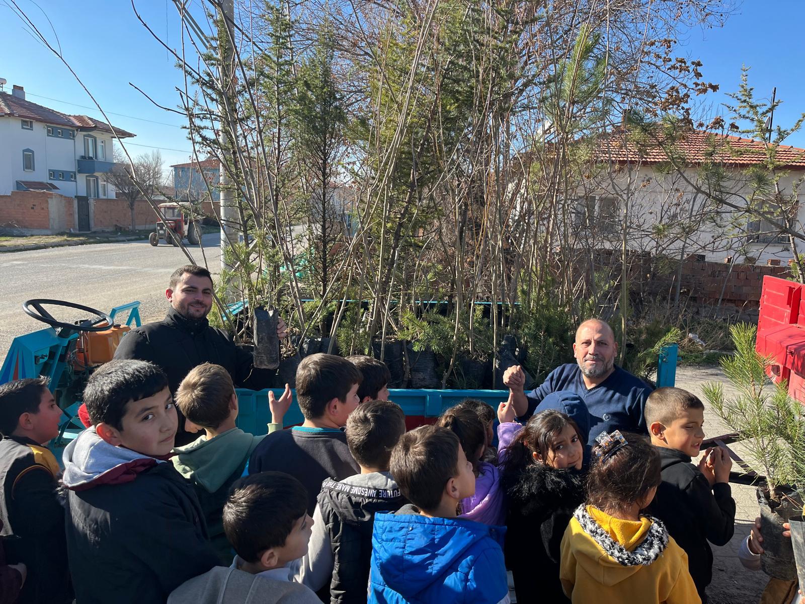 Afyonkarahisar’ın merkez Sülümenli Beldesi Altındağ mahalle muhtarı Ferdi Geçe, öğrencilerle