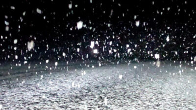 Ardaha'nın yüksek kesimlerinde etkili olan kar yağışı nedeniyle ulaşımda aksamalar