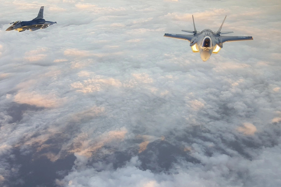 ABD Hava Kuvvetleri’nin ‘Thunderbirds’ akrobasi timinde görev yapan F-16C Fighting