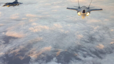 ABD Hava Kuvvetleri’nin gösteri ekibine bağlı bir F-16 savaş uçağı