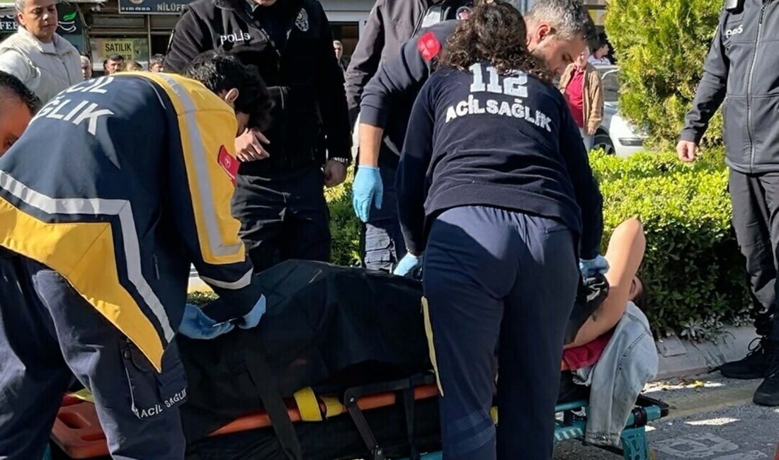 Aydın adliyesi önünde, boşanma aşamasında olan bir kişi, eşini duruşma