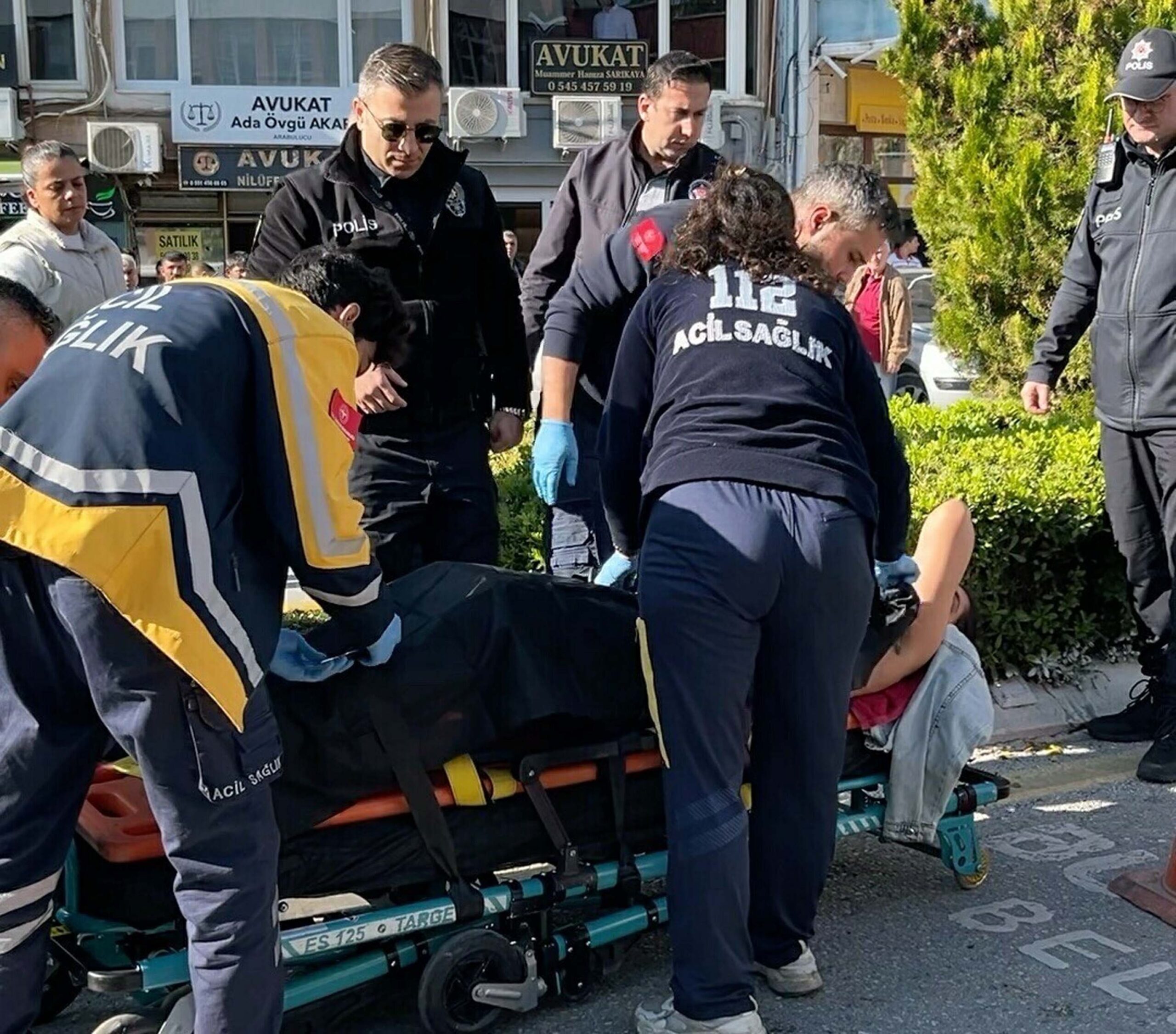 Aydın adliyesi önünde, boşanma aşamasında olan bir kişi, eşini duruşma