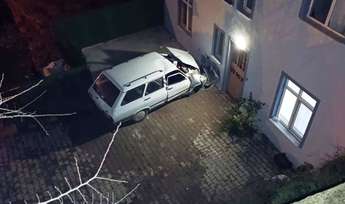 Kontrolden çıkan otomobilin apartman duvarına çarpması sonucu sürücü ağır yaralanırken