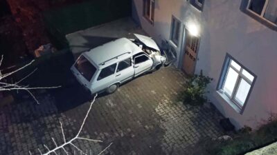 Kontrolden çıkan otomobilin apartman duvarına çarpması sonucu sürücü ağır yaralanırken