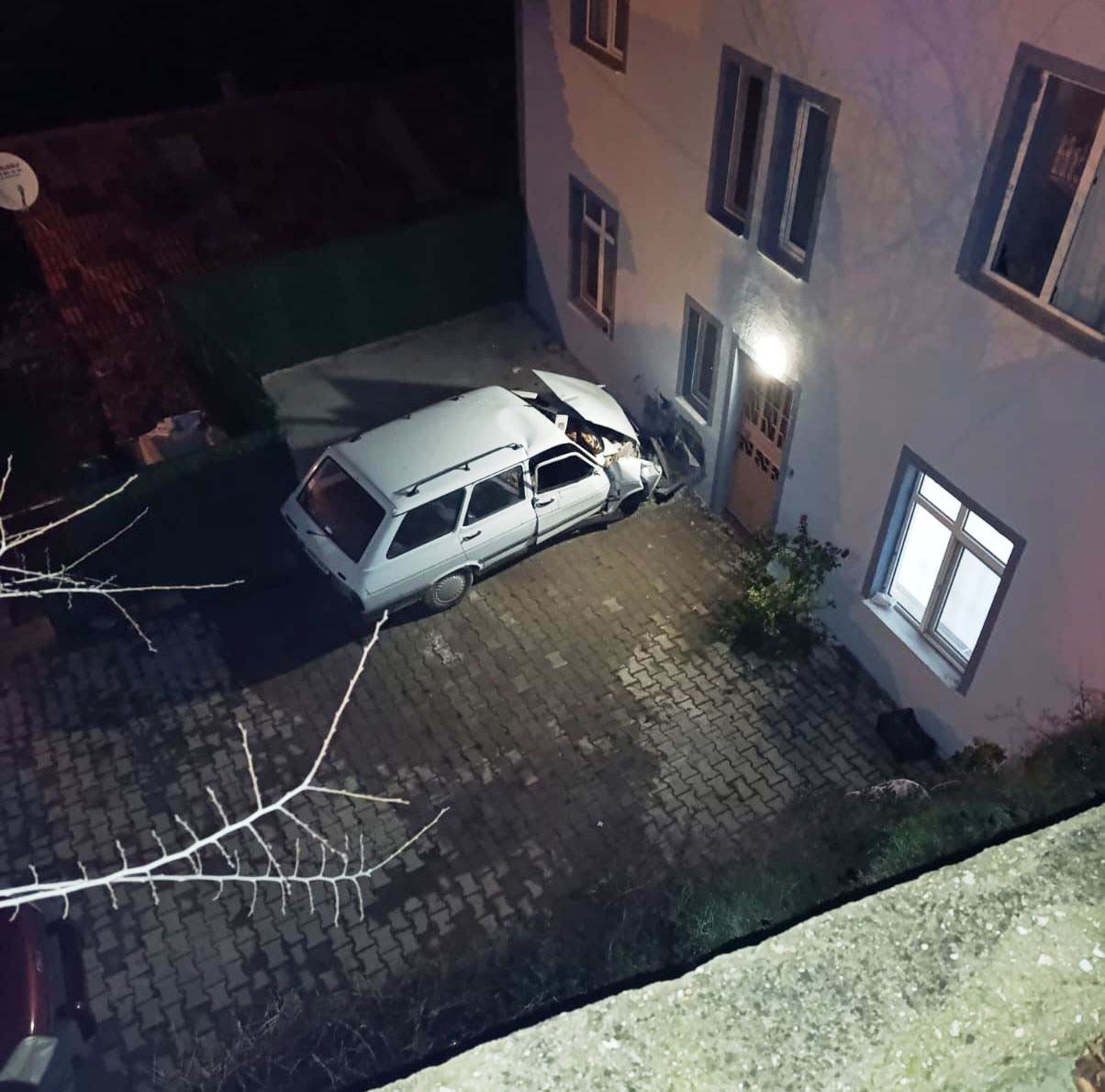 Kontrolden çıkan otomobilin apartman duvarına çarpması sonucu sürücü ağır yaralanırken