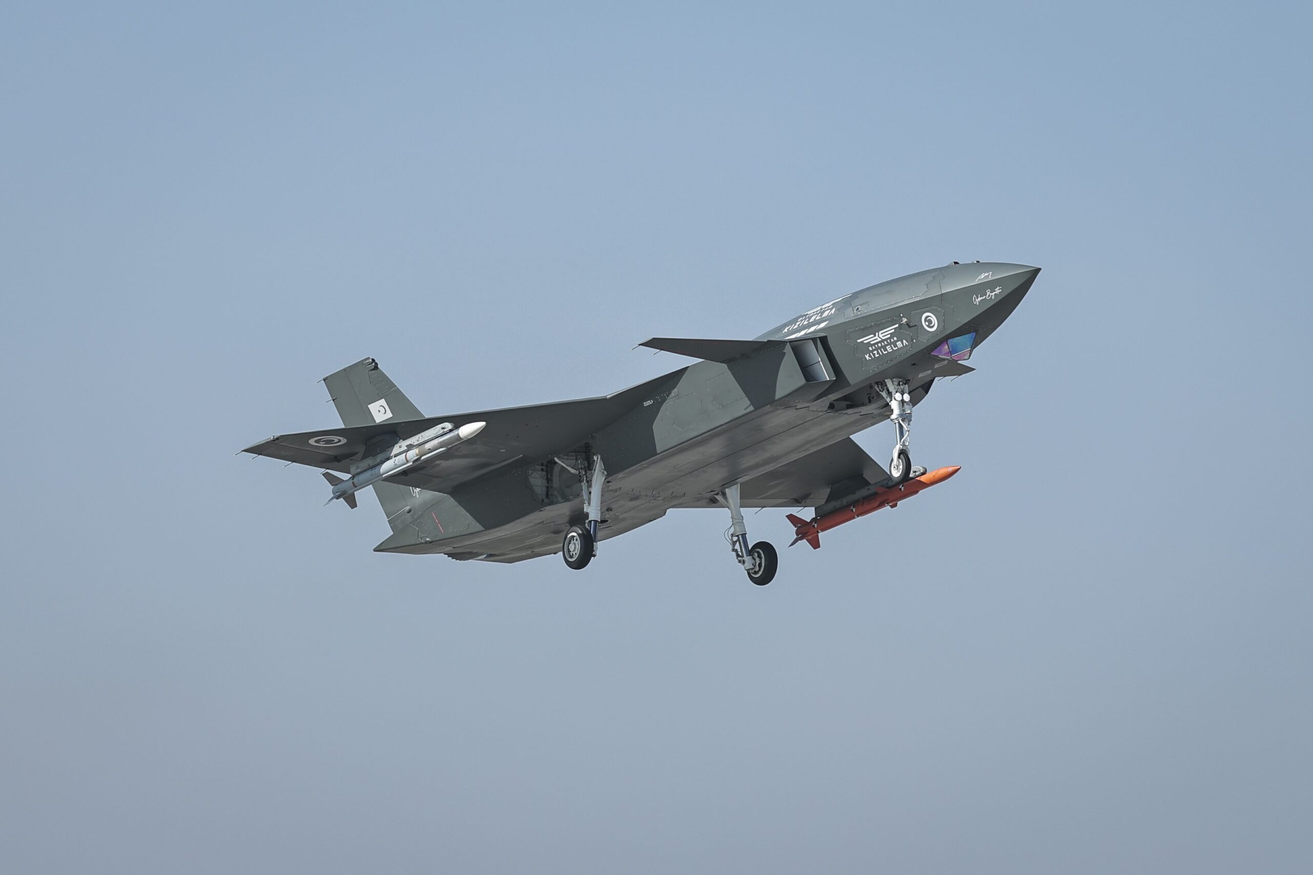 Bayraktar KIZILELMA’nın jet motorlu hava hedefini görüş ötesi hava-hava füzesiyle