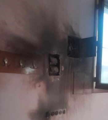 Denizli Acıpayam’daki Kanal Camisi’ne yıldırım düşmesi sonucu çıkan yangın, cemaatin