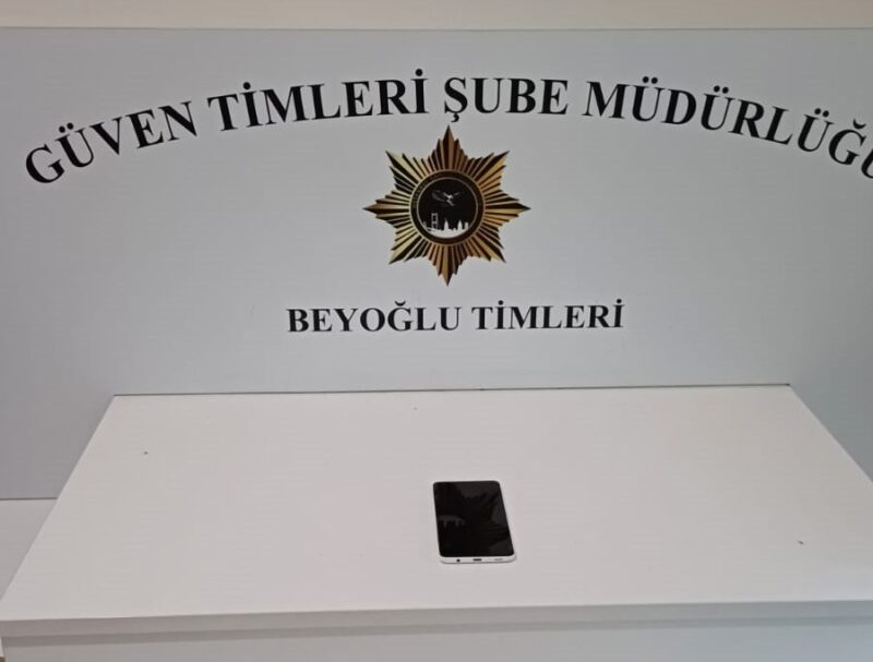 İstanbul Beyoğlu’nda bankta uyuyan bir vatandaşın cep telefonu yankesici tarafından