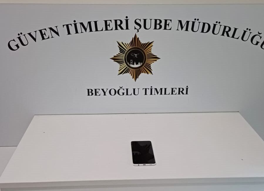 İstanbul Beyoğlu’nda bankta uyuyan bir vatandaşın cep telefonu yankesici tarafından