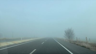 Afyonkarahisar’da yoğun sis nedeniyle Antalya ve Denizli bağlantılı karayolu çift