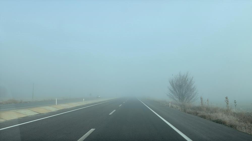 Afyonkarahisar’da yoğun sis nedeniyle Antalya ve Denizli bağlantılı karayolu çift