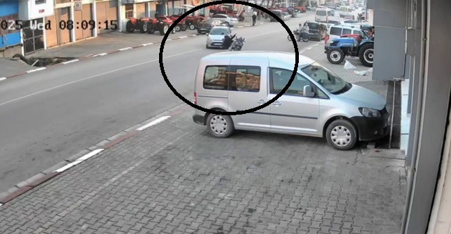 Altınözü ilçesi merkez sanayi bölgesinde meydana gelen kazada, cadde üzerinde