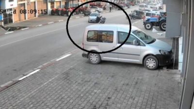 Hatay’da dönüş yapan bir otomobille çarpışan motosikletteki 2 kişi metrelerce