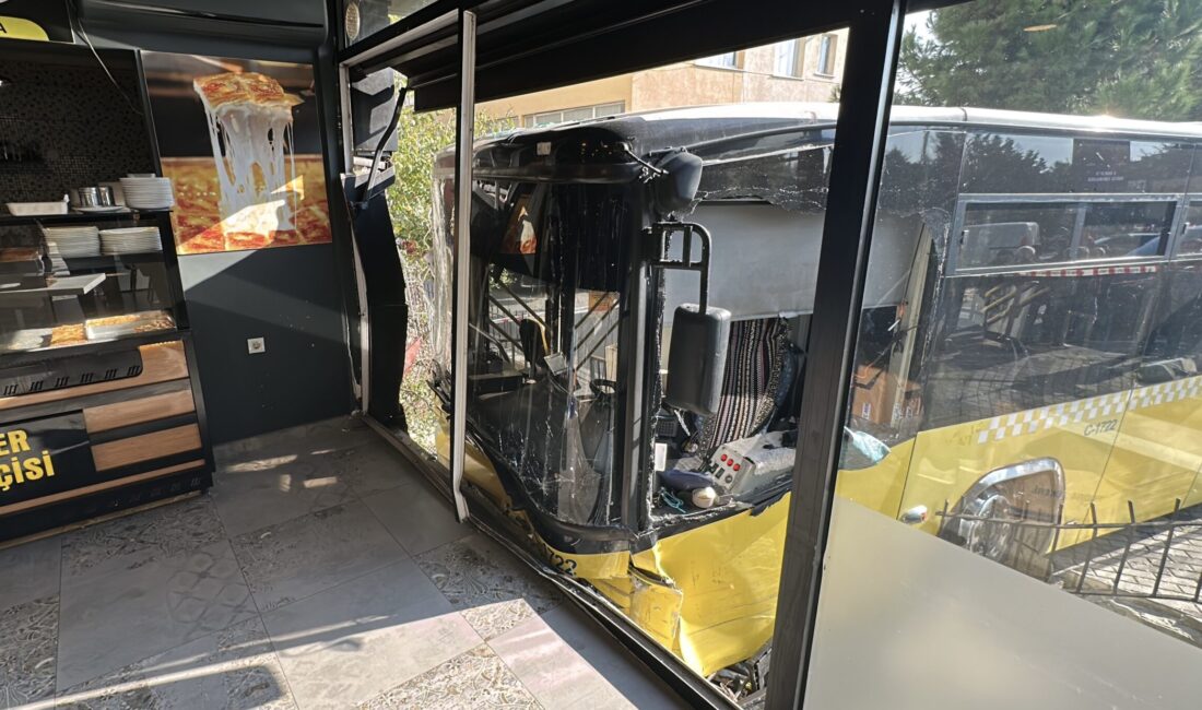 İstanbul Üsküdar’da seyir halindeki bir İETT otobüsü kontrolden çıkarak börekçiye