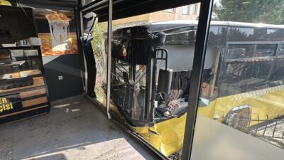 İstanbul Üsküdar’da seyir halindeki bir İETT otobüsü kontrolden çıkarak börekçiye