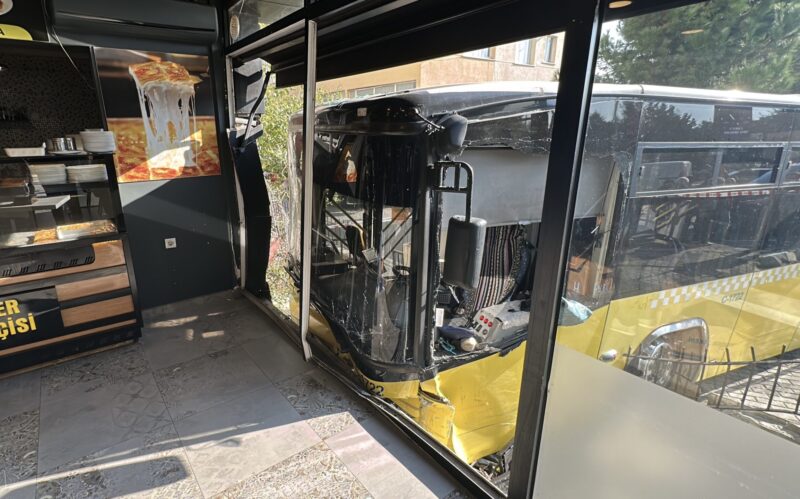 İstanbul Üsküdar’da seyir halindeki bir İETT otobüsü kontrolden çıkarak börekçiye