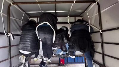 Hatay’da yurt dışına kaçma umuduyla kamyonetin tavanına asılan 4 göçmen