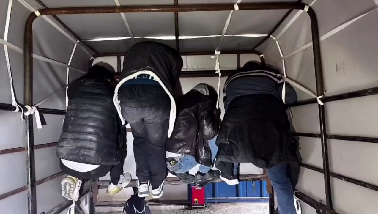 Hatay’da yurt dışına kaçma umuduyla kamyonetin tavanına asılan 4 göçmen