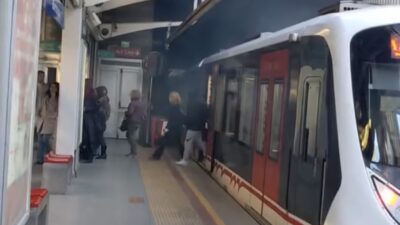 İzmir'in Bornova ilçesinde, Narlıdere Kaymakamlık-Evka 3 seferini yapan metronun bir