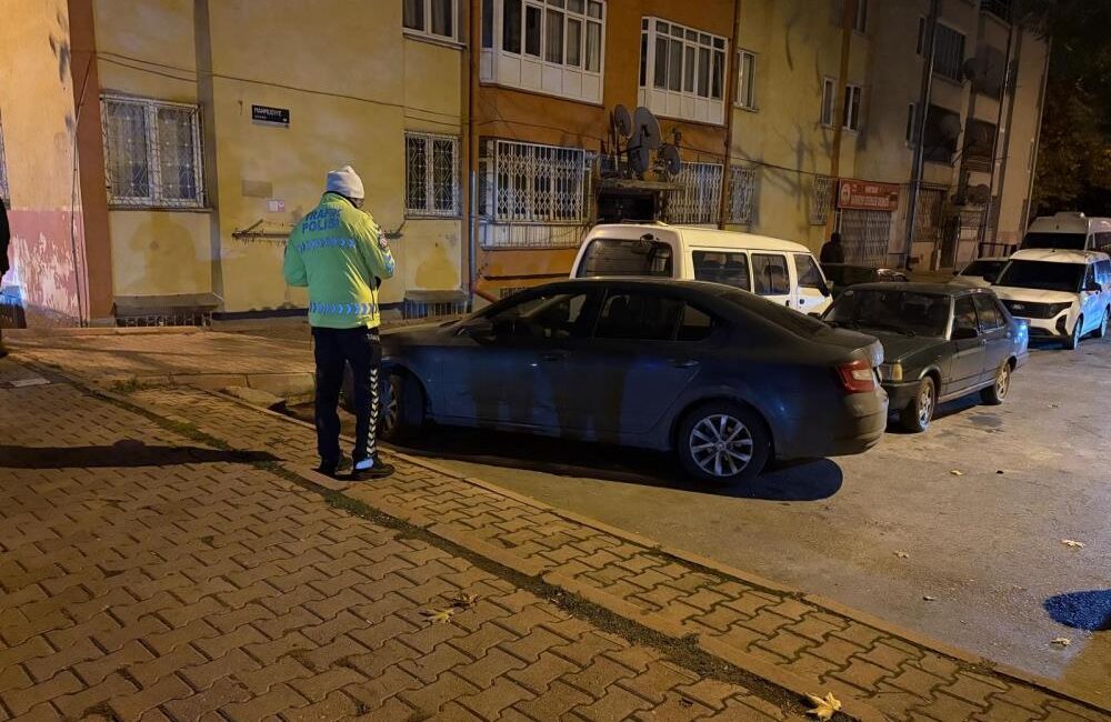 Kayseri'nin Melikgazi ilçesinde trafik uygulaması sırasında "dur" ihtarına uymayan bir