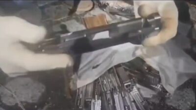 Hatay'ın Erzin ilçesinde polis ekiplerinin şüphe üzerine durdurduğu bir otomobilin