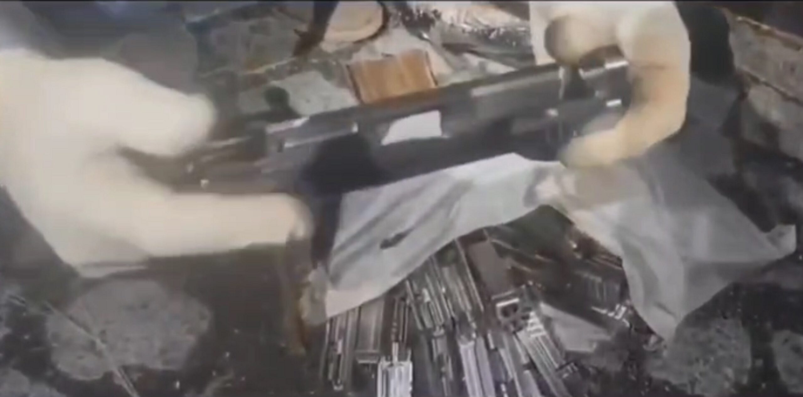 Hatay'ın Erzin ilçesinde polis ekiplerinin şüphe üzerine durdurduğu bir otomobilin