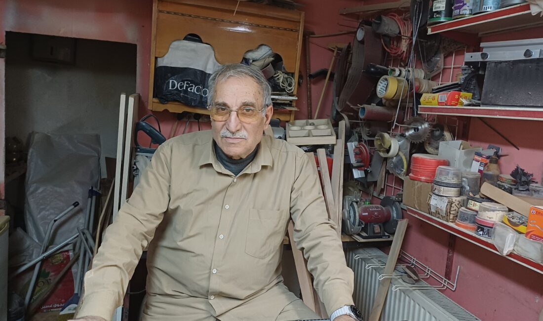 Kayseri'de 15 metrekarelik dükkanında ahşap oymacılığı yaparak oyuncaklar üreten ve