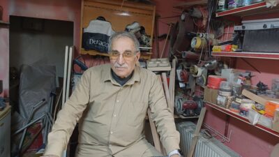 Kayseri'de 15 metrekarelik dükkanında ahşap oymacılığı yaparak oyuncaklar üreten ve