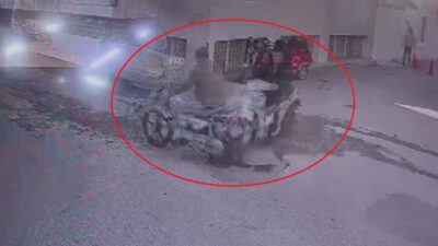 İki motosiklet sokak kesişiminde kafa kafaya çarpıştı. O anlar bir