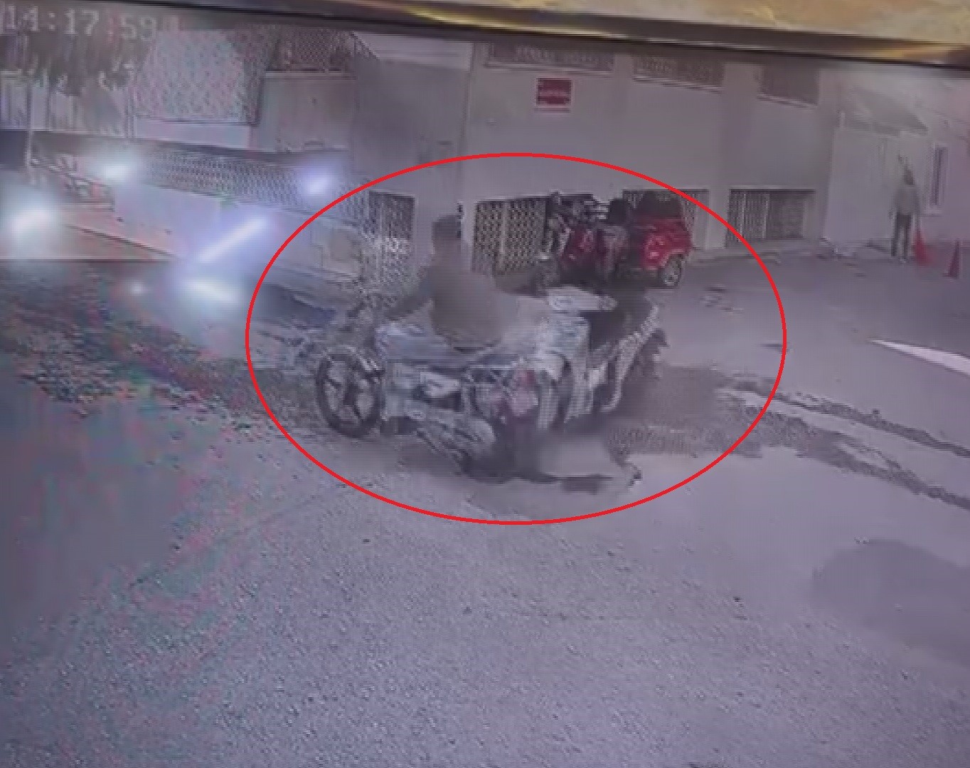 İki motosiklet sokak kesişiminde kafa kafaya çarpıştı. O anlar bir