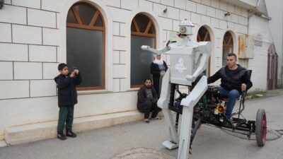 Hurda malzemeleri birer birer topladı, kendi emeğiyle insan taşıyan robot