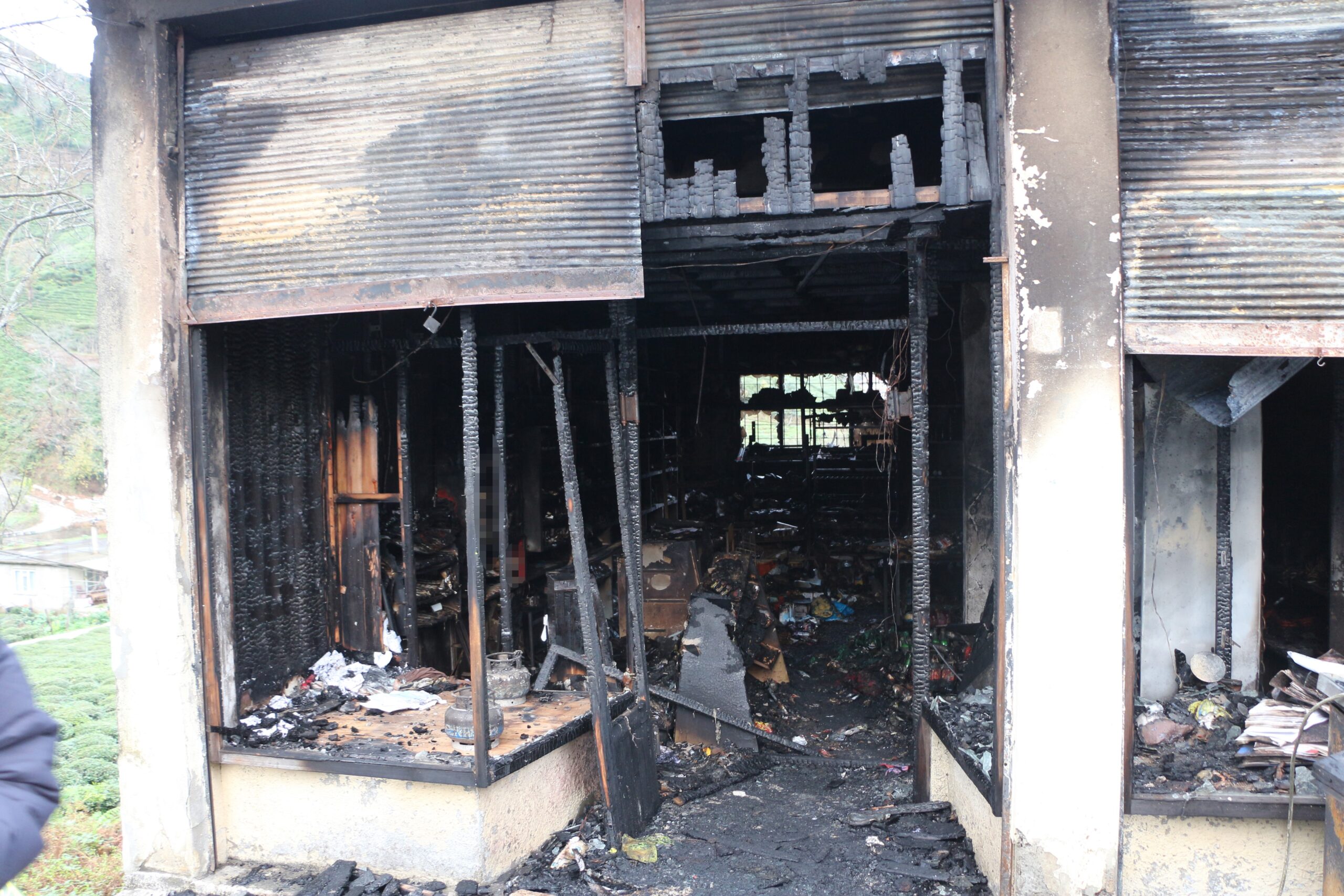 Veresiye skandalı...Veresiye alışverişe izin vermeyen bakkala öfkelenen şahıs, dükkanı yaktı.