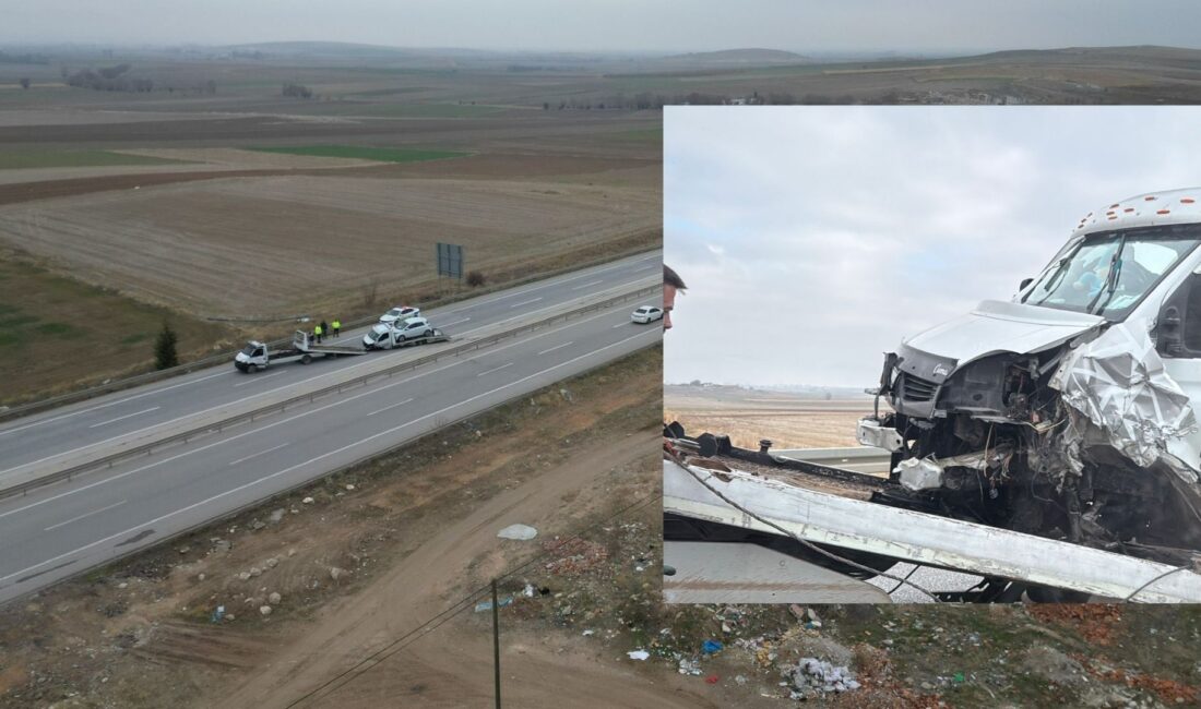 Afyonkarahisar'da, üzerinde otomobil taşıyan bir çekicinin kontrolden çıkarak bariyerlere çarpması