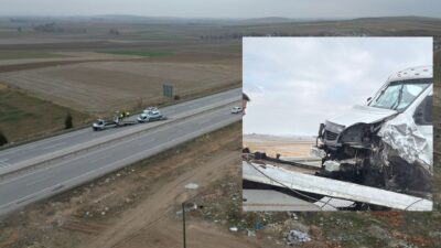 Afyonkarahisar'da, üzerinde otomobil taşıyan bir çekicinin kontrolden çıkarak bariyerlere çarpması