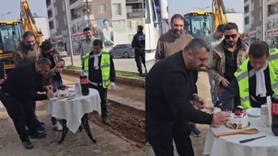 Hatay'da bir mahallede yolu asfaltlanan vatandaşlar, depremin ardından kentin yeniden