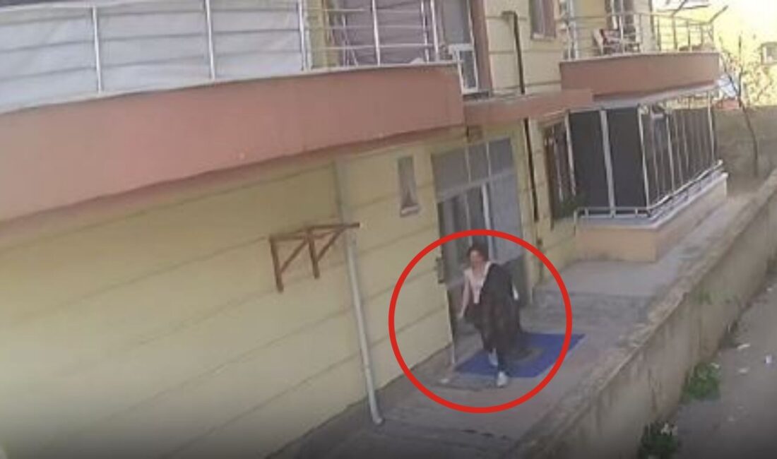 Ankara'nın Yenimahalle ilçesinde, kiralık ev arama bahanesiyle binalara girerek kapısı